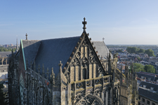 900654 Gezicht op het bovenste deel van het zuidelijke transept van de Domkerk (Domplein) te Utrecht.